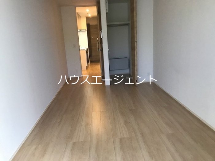 居室・リビング　8帖超えの広々洋室。