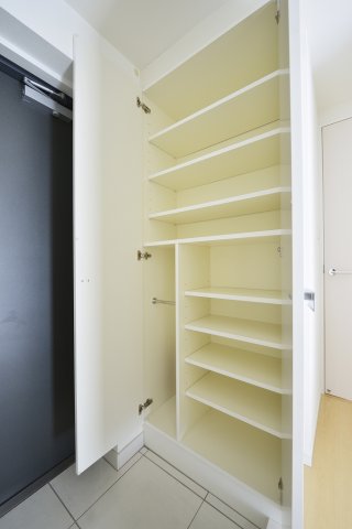 玄関　※同タイプ参考写真です（カラータイプが異なる場合がございます