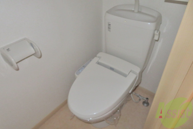 トイレ　嬉しいウォシュレット機能付きです。シャワートイレは便利です