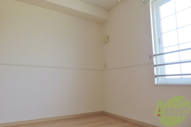 その他部屋・スペース　こちらは寝室です。広々としていて快適に過ごせますよ。
