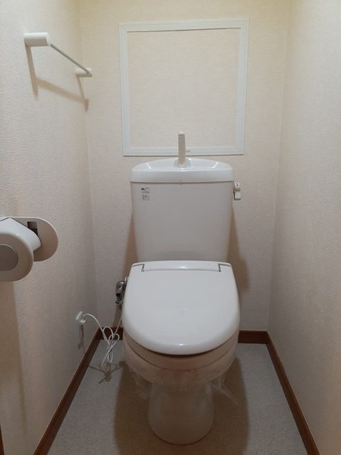トイレ　温水洗浄便座です。