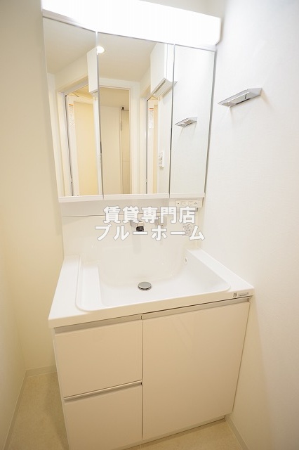 洗面設備　三面鏡付洗髪面化粧台！