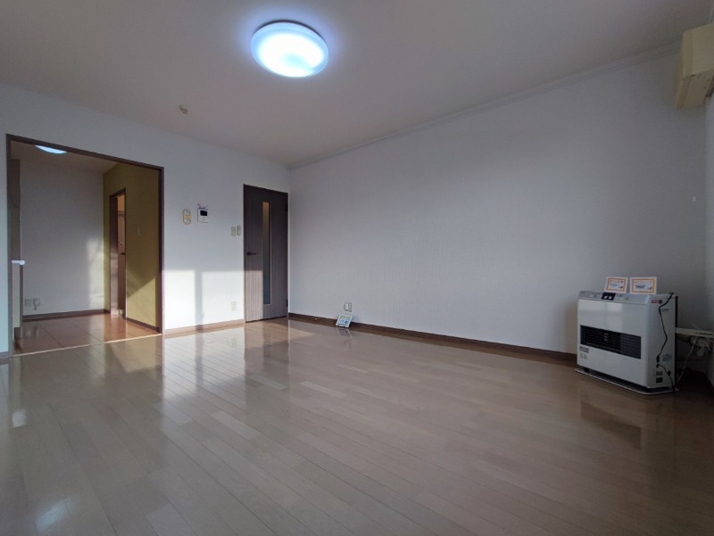 居室・リビング　広くてキレイなお部屋が広がっていて、充実した生活が送れそう。
