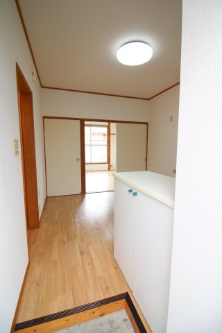玄関　玄関から明るい雰囲気のお部屋ですね♪ ※前回募集時の写真です