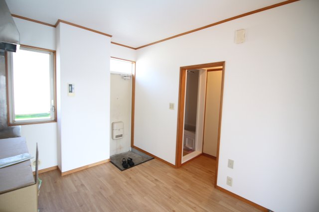 その他部屋・スペース　キッチンから水回りに行けます。 ※前回募集時の写真です