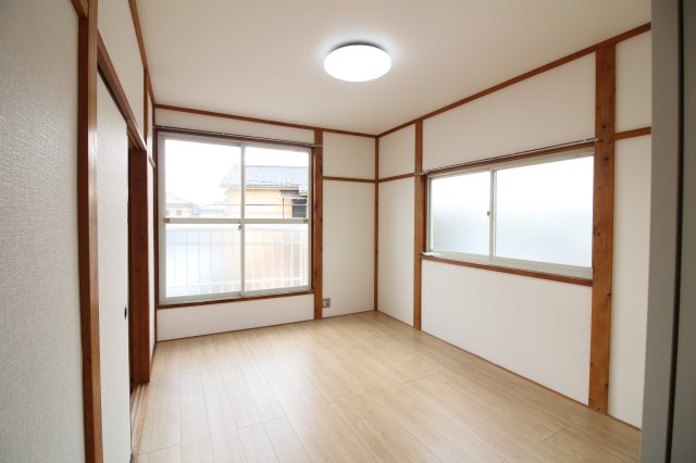 居室・リビング　６帖洋室です。大きな窓があり、大変明るいお部屋です ※前回募