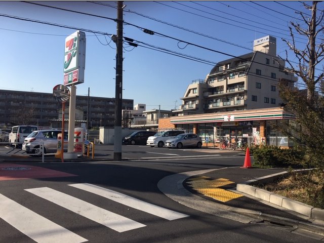 コンビニ　セブンイレブン（コンビニ）まで617m