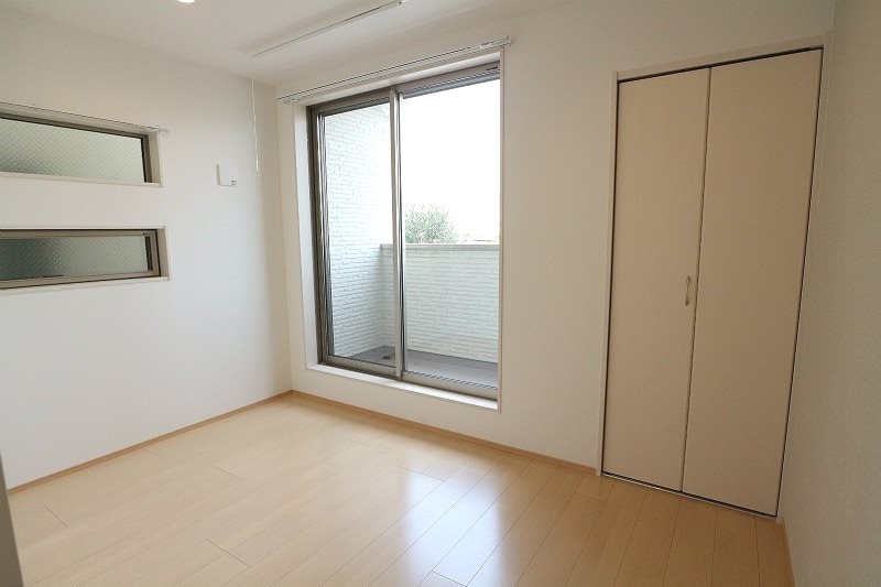 その他部屋・スペース　洋室4.9帖　エアコン付　バルコニーに面しています