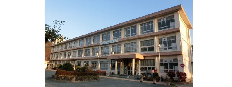中学校　高丘中学校（中学校）まで764m