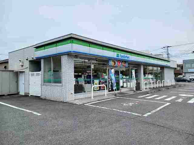 コンビニ　ファミリーマート（コンビニ）まで110m