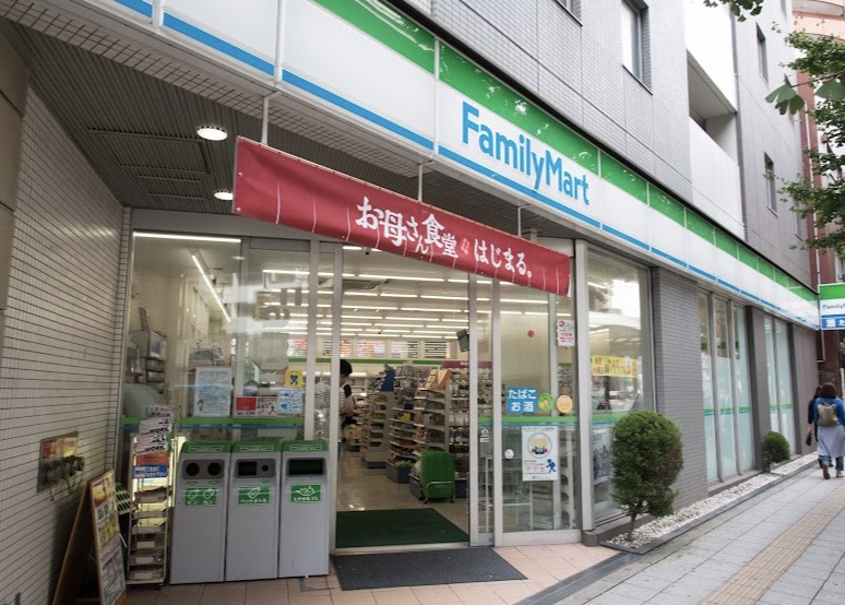 コンビニ　ファミリーマート三軒茶屋駅南口店（コンビニ）まで124m