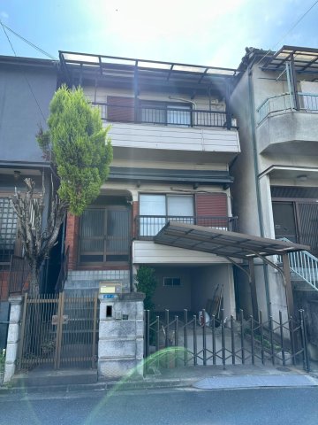 建物外観　プライベート感のあるエントランスと落ち着いた佇まい。