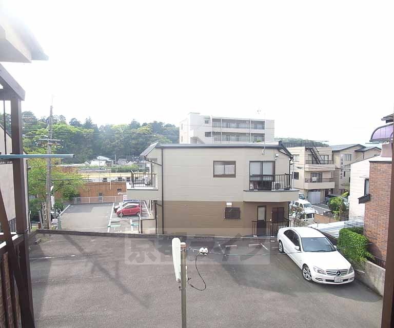 眺望　西側は駐車場、東側は通りとなっています