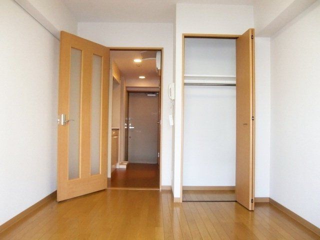 居室・リビング　明るい寝室