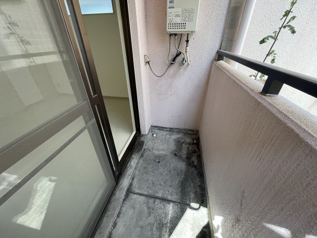 バルコニー　暖かな日差しのふりそそぐバルコニー