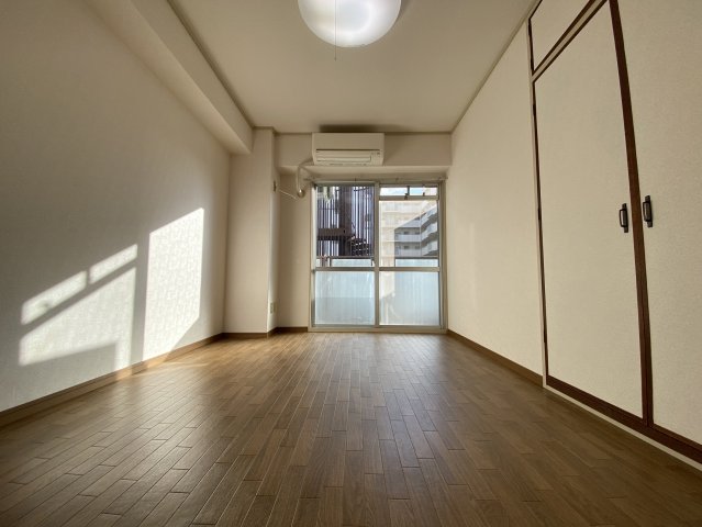 その他部屋・スペース　約6帖に奥行きのある収納の付いたお部屋となってます。