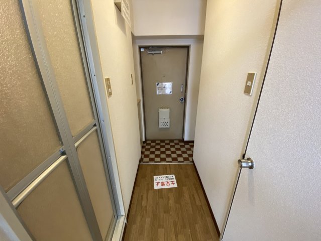 玄関　廊下の左右が、お風呂とトイレになっております。