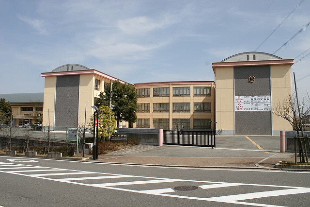 中学校　精華町立精華西中学校（中学校）まで613m
