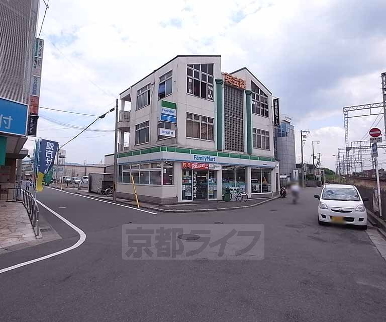 コンビニ　ファミリーマート富野荘駅前店（コンビニ）まで242m