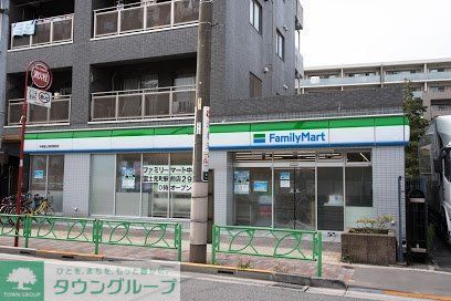 コンビニ　ファミリーマート中野富士見町駅前店（コンビニ）まで90m