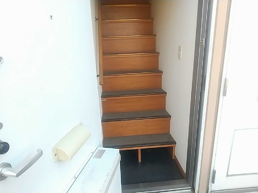玄関　※設備・仕様は現況と異なる場合があります。