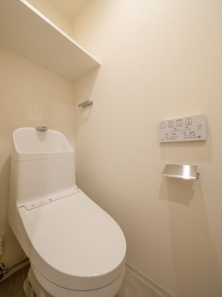 トイレ　落ち着いた色調のトイレです