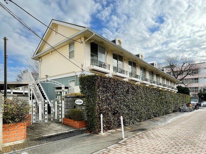建物外観　１階でも安心の居室前スペース