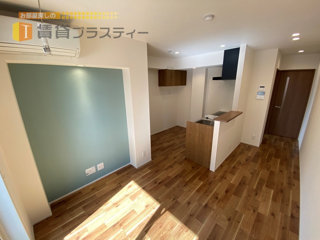 居室・リビング　光差し込む明るいお部屋。