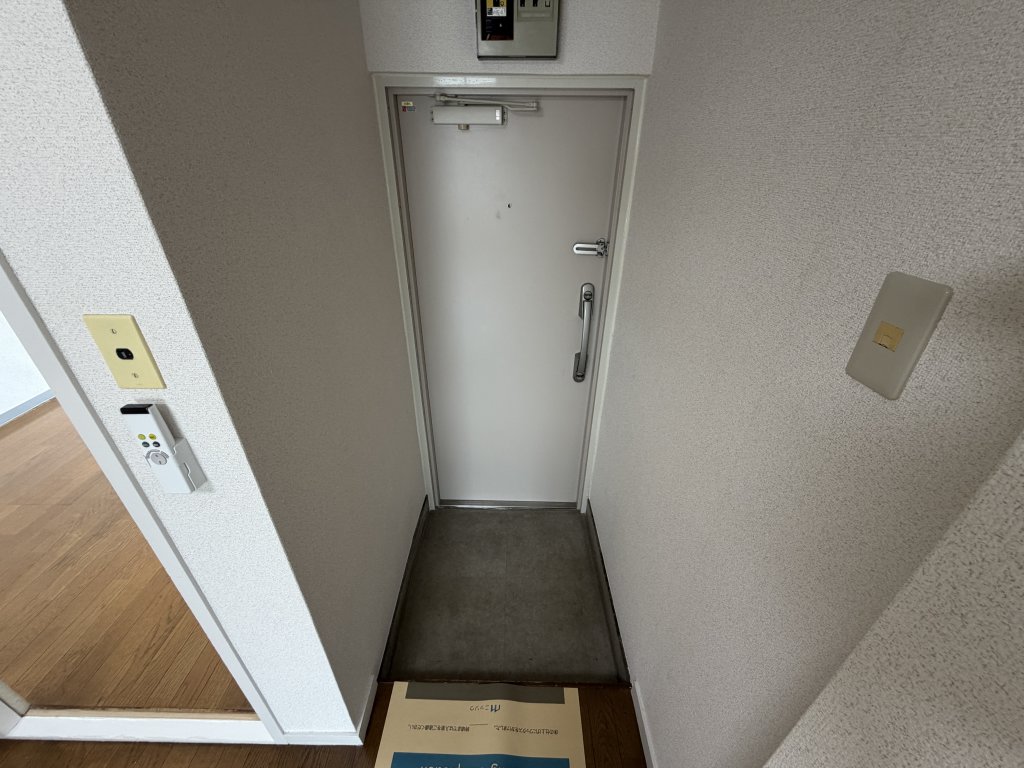 中野弥生町ローヤルコーポの玄関写真