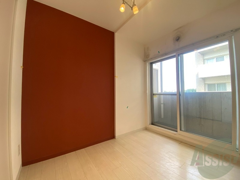 その他部屋・スペース　天井が広く、解放感がある洋室となっております。