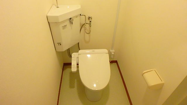 地下鉄御堂筋線 中津駅 徒歩7分 6階建 築54年のトイレ写真