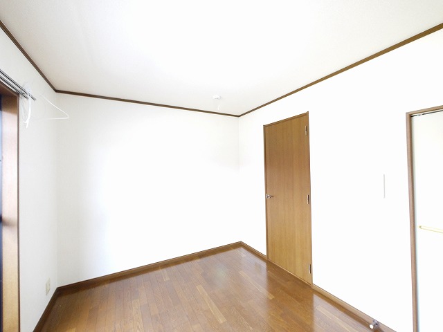 その他部屋・スペース　落ち着いた色調の寝室です