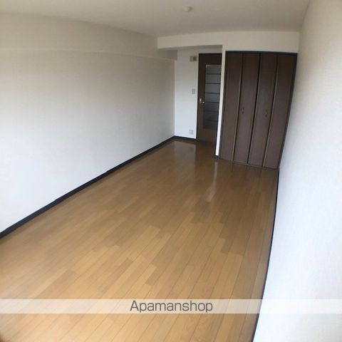 ラルースIIの内装写真
