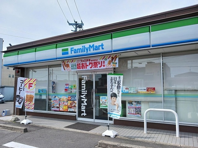コンビニ　ファミリーマート（コンビニ）まで210m