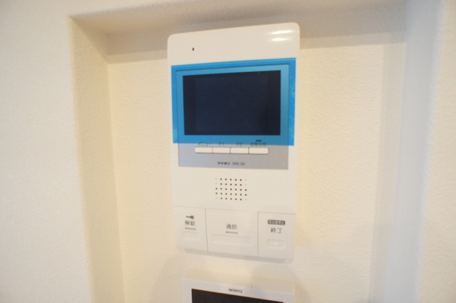 セキュリティ　来訪者の姿を確認できるＴＶモニター付インターホン設置済です！