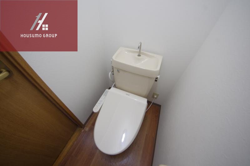 トイレ　落ち着いた色調のトイレです