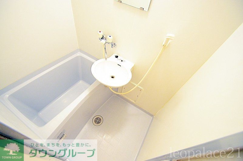 バス・シャワールーム　バス・トイレ別です。同タイプの写真です。