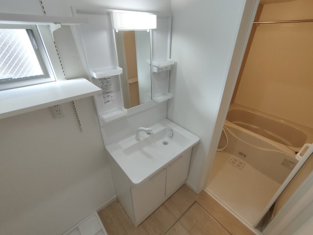 洗面設備　独立洗面台、小物を置くことができて便利です