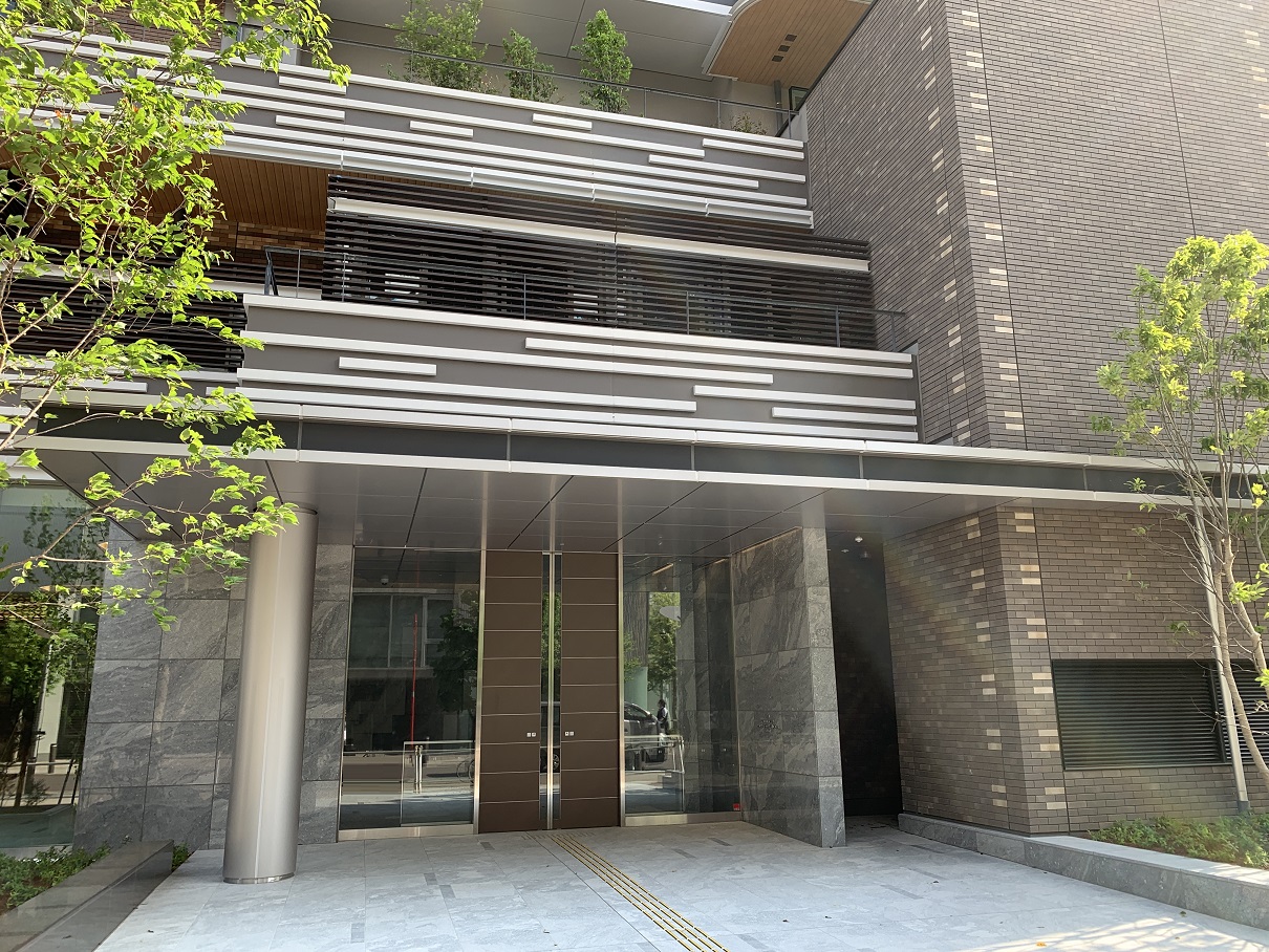 エントランス　オートロックマンション　目の前はフェスティバルコート