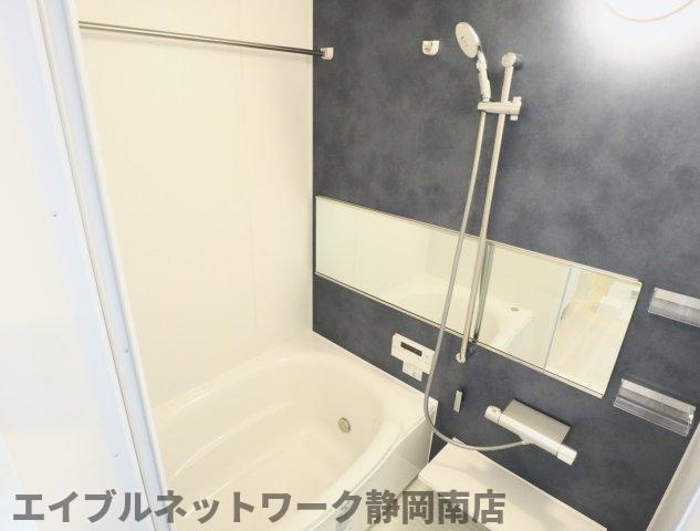 バス・シャワールーム　落ち着いた空間のお風呂です