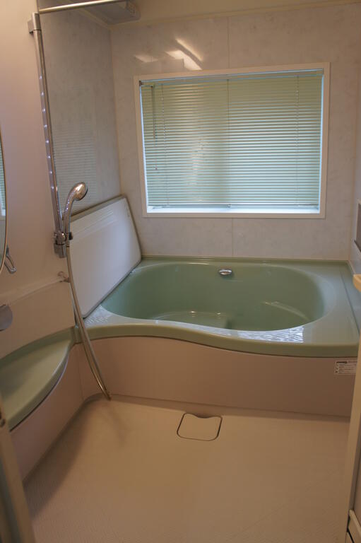 バス・シャワールーム　広々としたバスルームです。