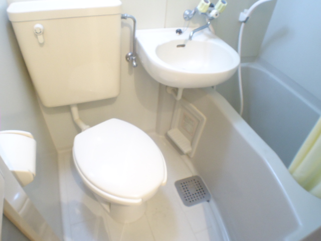 バス・シャワールーム　すっきりとしたユニットバスです。