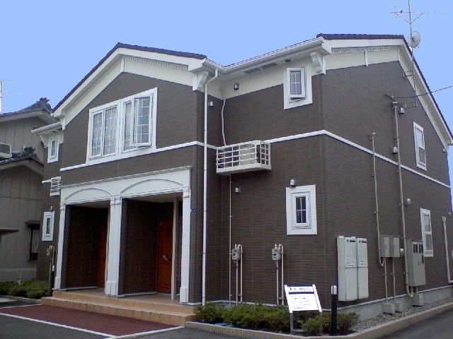 新潟市江南区横越川根町のアパートの建物外観
