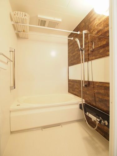 バス・シャワールーム　追炊き及び浴室乾燥機付きバスルーム！