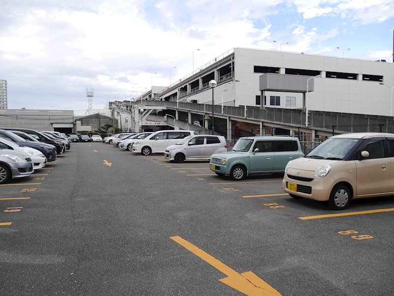 【福岡市博多区千代のマンションの駐車場】