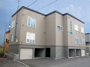 札幌市東区中沼西五条のアパートの建物外観