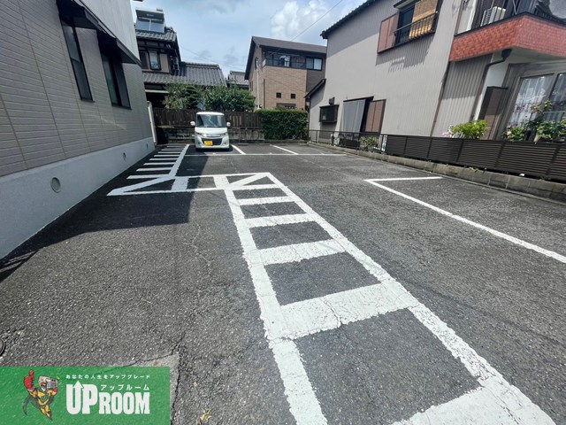 【江南市赤童子町大間のアパートの駐車場】