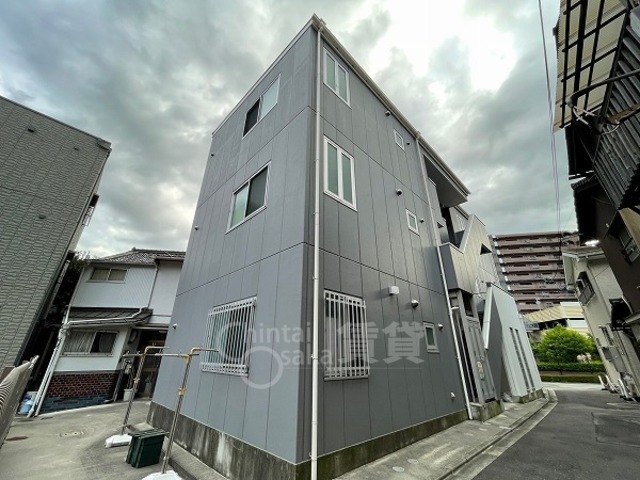 【池田市槻木町のマンションの建物外観】