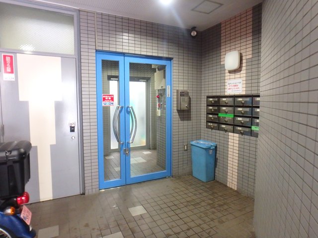 【墨田区緑のマンションのエントランス】