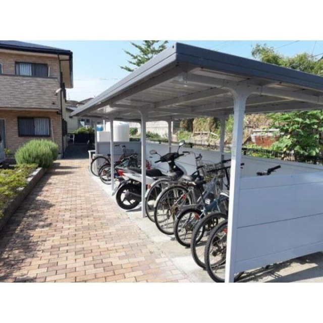 【松山市西長戸町のアパートの駐車場】